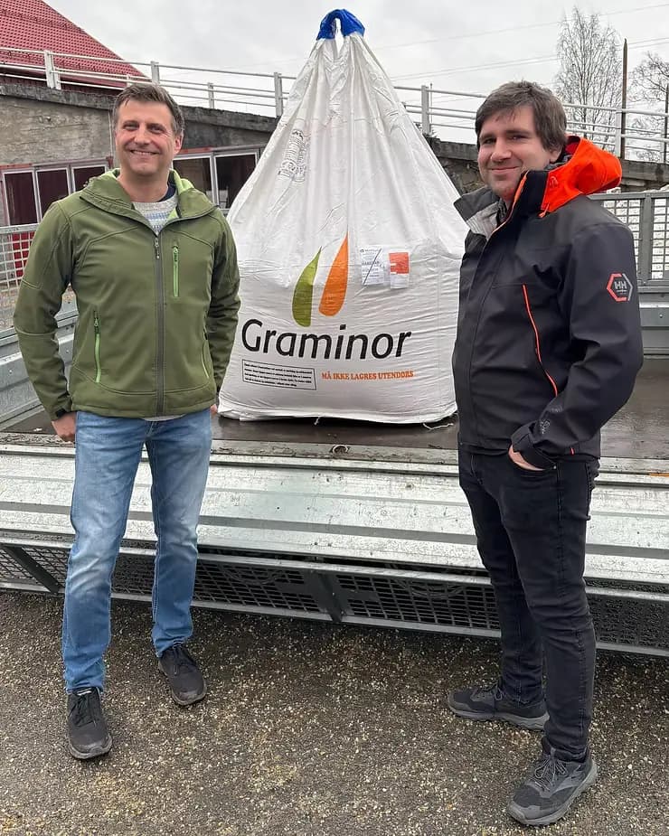 To karer foran en storsekk med såkorn fra Graminor